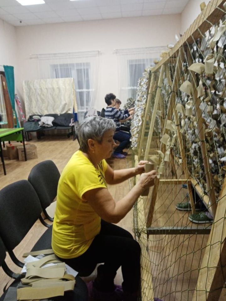 В Байряки-Тамаке трудятся местные жители, плетя сети для военнослужащих, участвующих в специальной военной операции