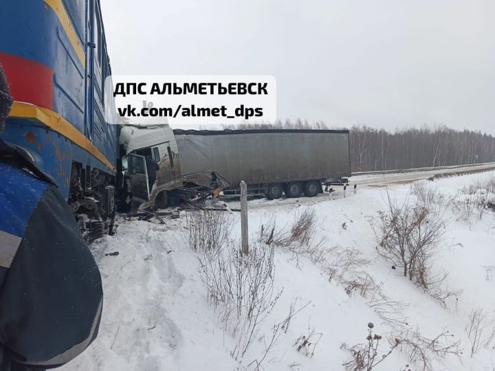 На ж/д переезде в Альметьевском районе поезд столкнулся с фурой