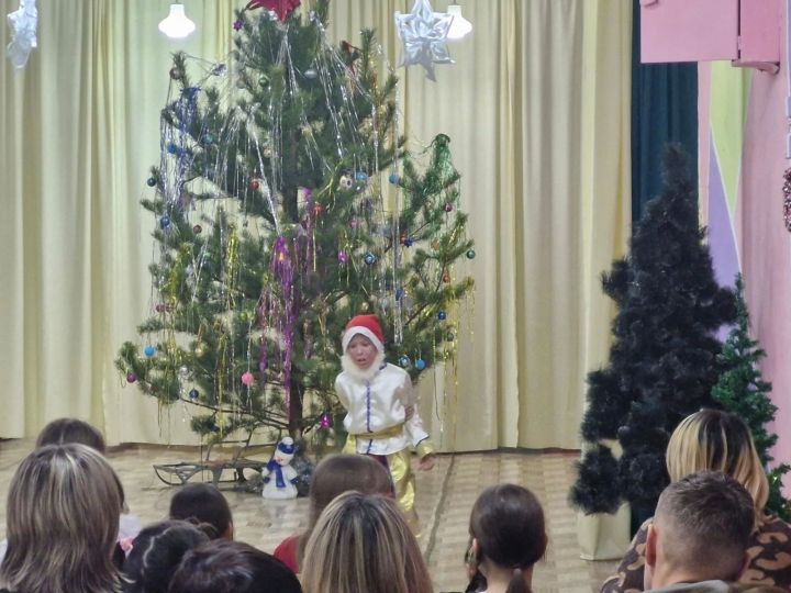 В Центре детского творчества старшая группа театральной студии «Юные таланты» представила новогодний спектакль под названием «Баба Яга против»