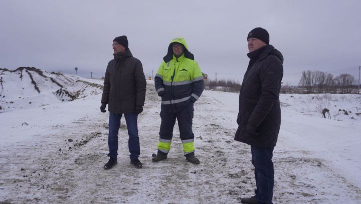 Глава района Аяз Шафигуллин и заместитель Закуан Ильясов посетили место строительства моста Уруссу-Октябрьский