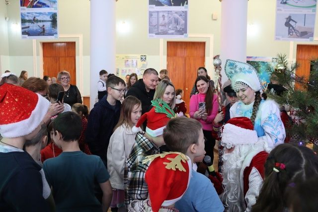 Сегодня сотрудники Дома культуры порадовали детишек представлением под названием «Где же ты, Снегурочка?»