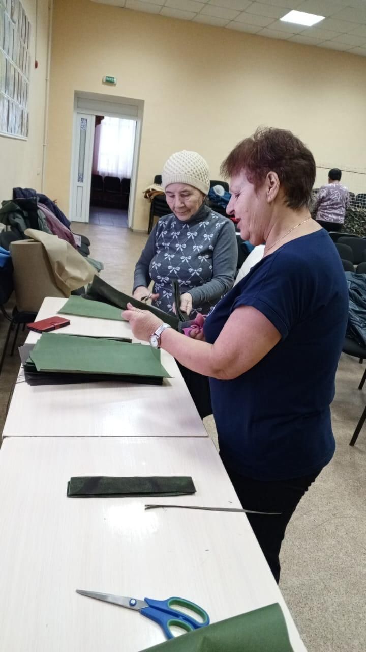 В селе Абсалямово женщины плетут сети для наших бойцов на СВО