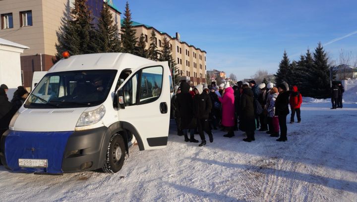 Аяз Шафигуллин проводил детей нашего района на республиканскую новогоднюю ёлку и пожелал им приятной дороги и незабываемого времяпрепровождения