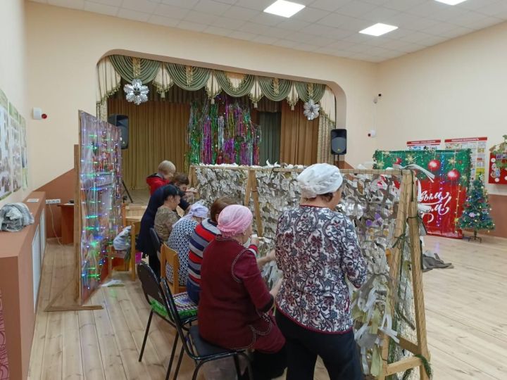 Жители деревень Ютазинского района продолжают свою благородную миссию, изготовляя маскировочные сетки