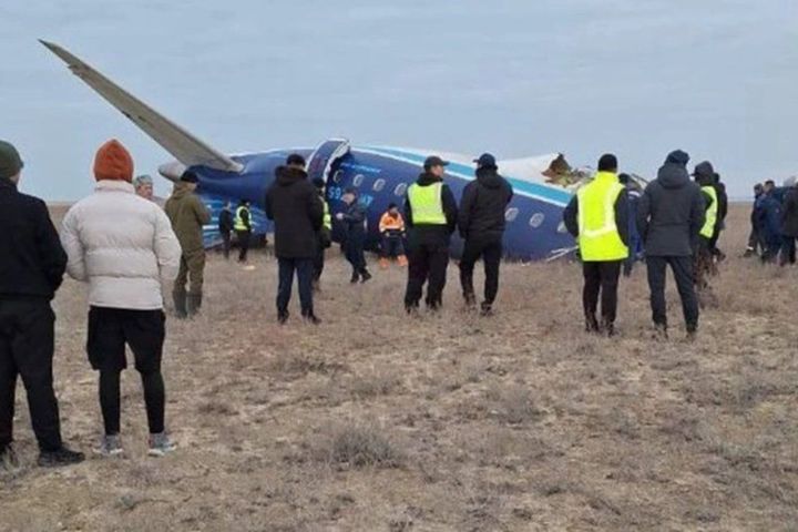 Столкновение с птицами и 28 выживших. Что известно о крушении самолета в Казахстане