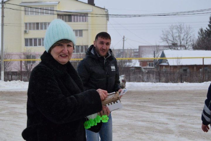 Ютазинские инспекторы ГИБДД поздравили водителей с Новым годом