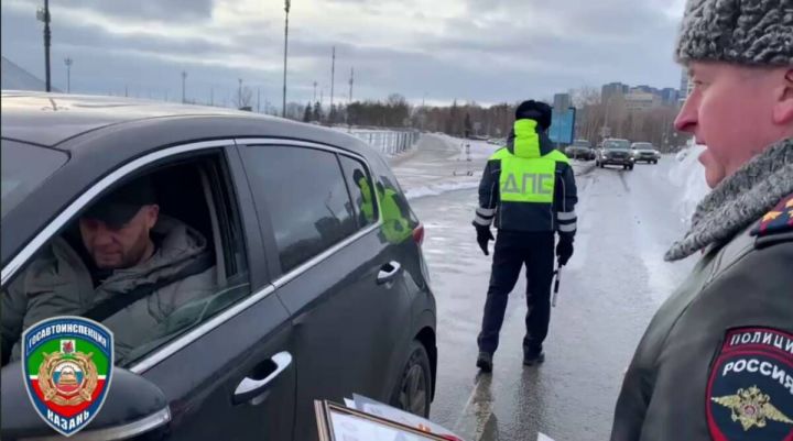 В Казани автоинспекторы поздравили водителей, ни разу не нарушивших ПДД в уходящем году