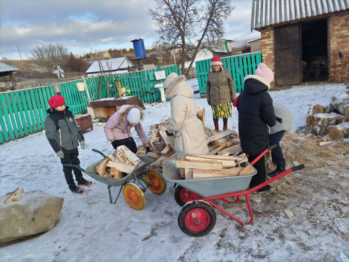 В День волонтёра отряд юнармейцев организовал мероприятие, на котором они помогли матери двух солдат