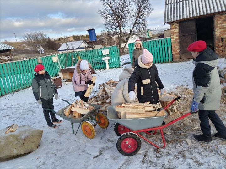 В День волонтёра отряд юнармейцев организовал мероприятие, на котором они помогли матери двух солдат