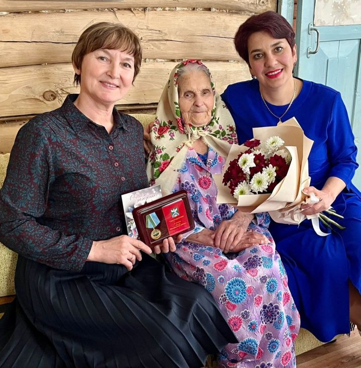 90-летний юбилей отметила ветеран труда, жительница села Старые Уруссу Миннур Юнусова