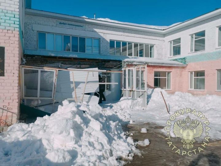Директору школы предъявлено обвинение после схода снега с крыши на ученицу