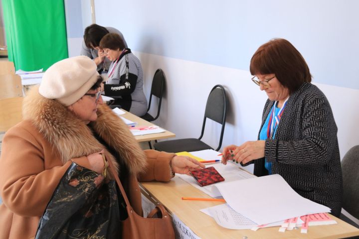 В Уруссинской школе № 3 расположились две избирательные участки: № 2814 и № 2815
