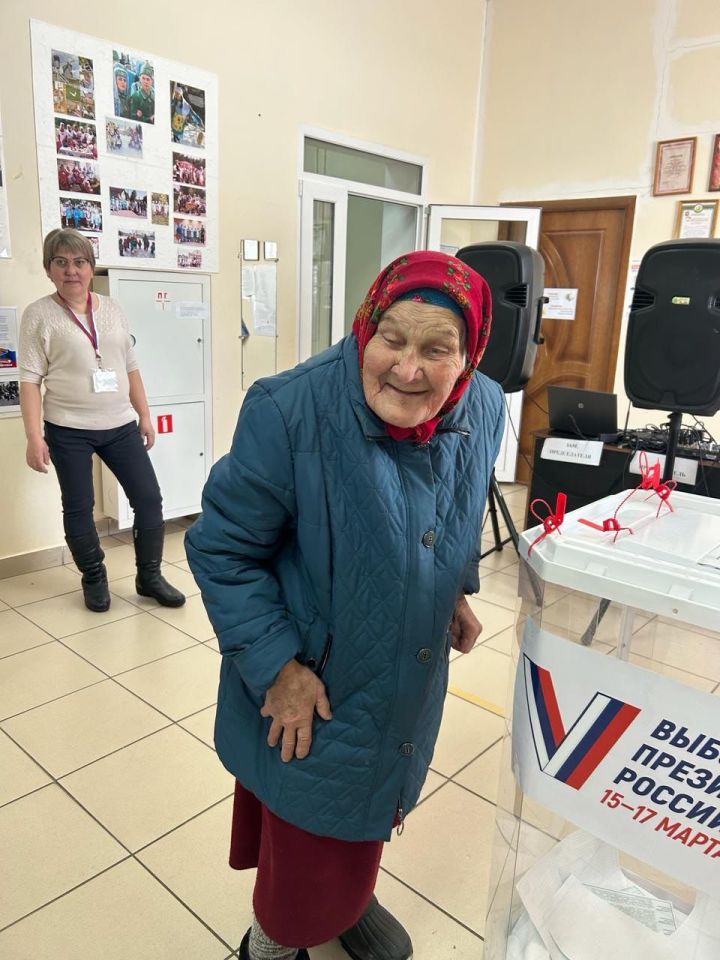 Одна из старейших жительниц Ютазинского района пришла на выборы президента России