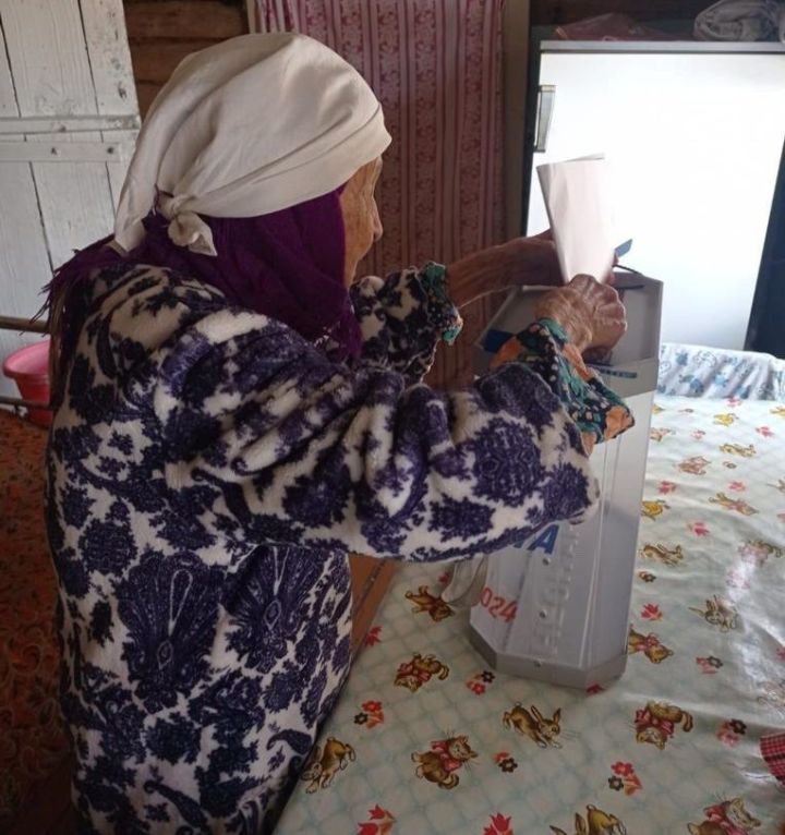 В завершающий день президентских выборов в Каракашлах свой голос отдала 100-летняя Фавзия Халиуллина