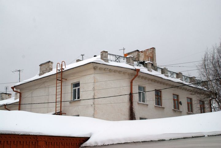 Происшествие в Альметьевске: наледь с балкона обрушилась на мужчину с младенцем