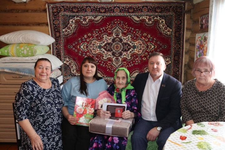 Проживающая в селе Абсалямово Назия Галимова встретила свою 95-ю весну.