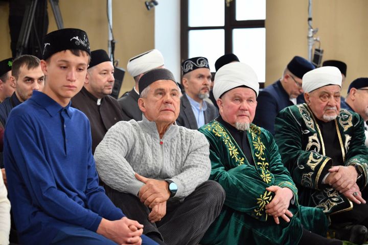 Праздничный намаз в Галеевской мечети посетили Минниханов, Метшин и бойцы СВО