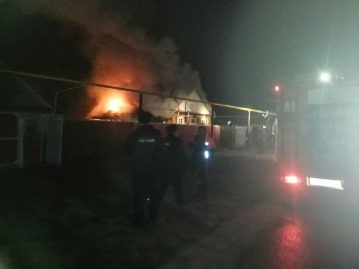 Во время пожара в поселке Уруссу пострадали люди и поврежден жилой дом