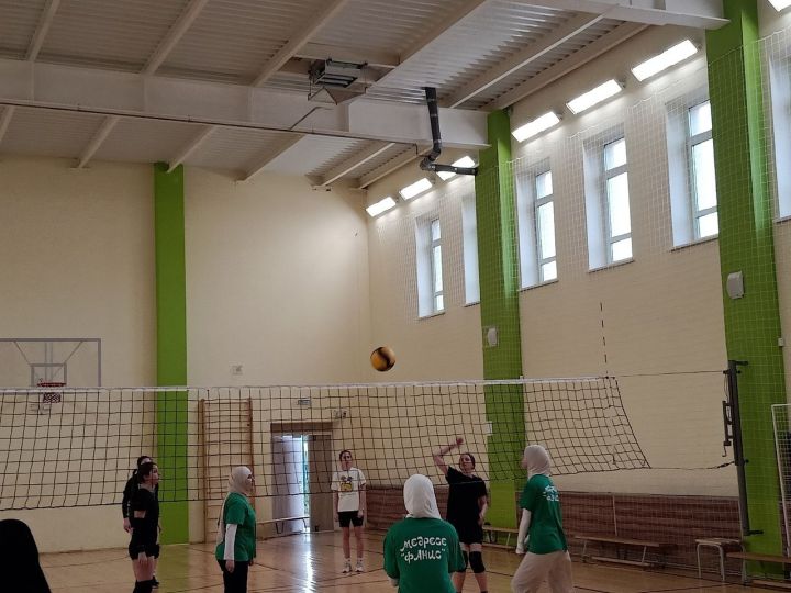 В Уруссинской СОШ № 3 прошел дружеский матч между женскими командами по волейболу