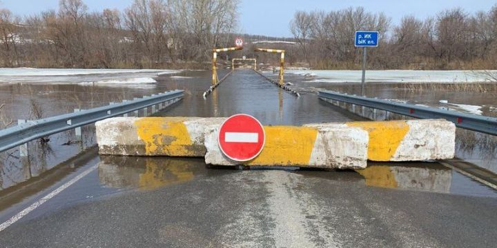 Паводок на реке Ик: мост подтоплен, но жилые дома не пострадали