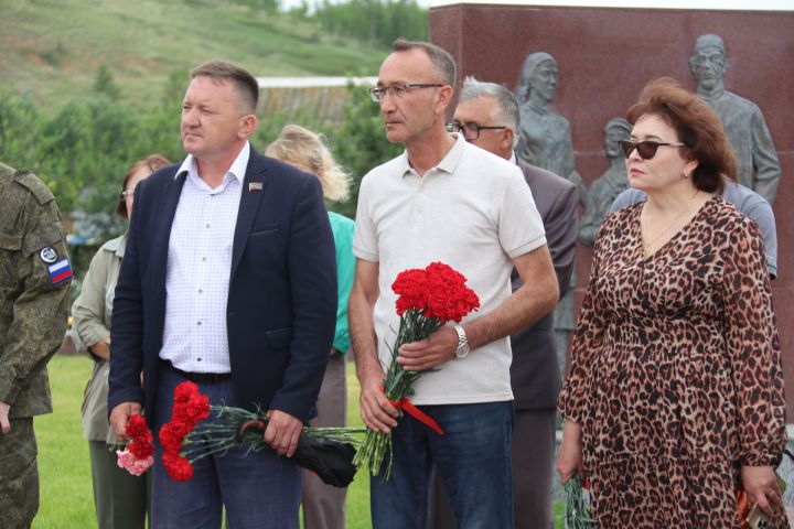 Ютазинцы собрались на митинге в честь Дня памяти и скорби