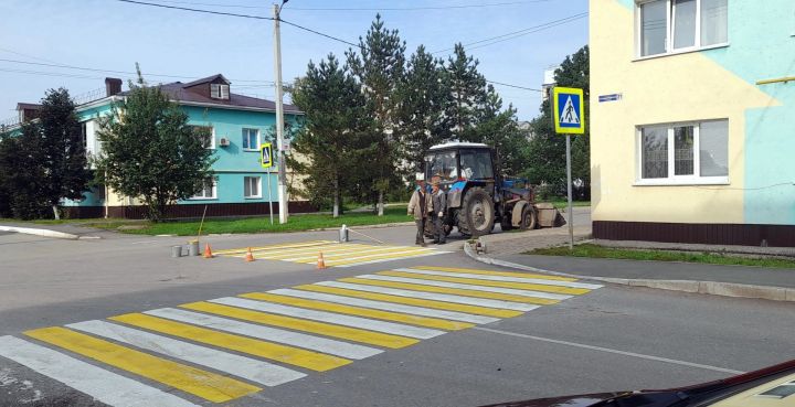 Сотрудники «Благоустройства»  обновили разметку на пешеходных переходах