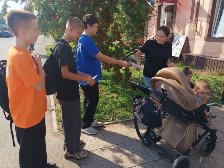 Волонтёры и активисты провели акцию, раздав буклеты, призывающие вести Здоровый Образ Жизни