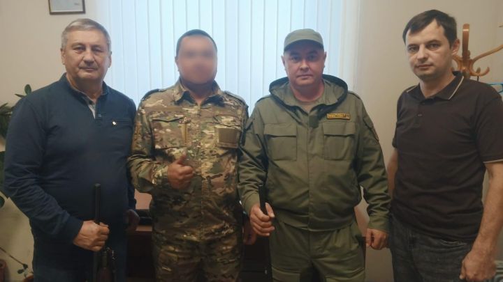 Нашим воинам нужнее: Охотники Татарстана передали ружья и боеприпасы для нужд СВО