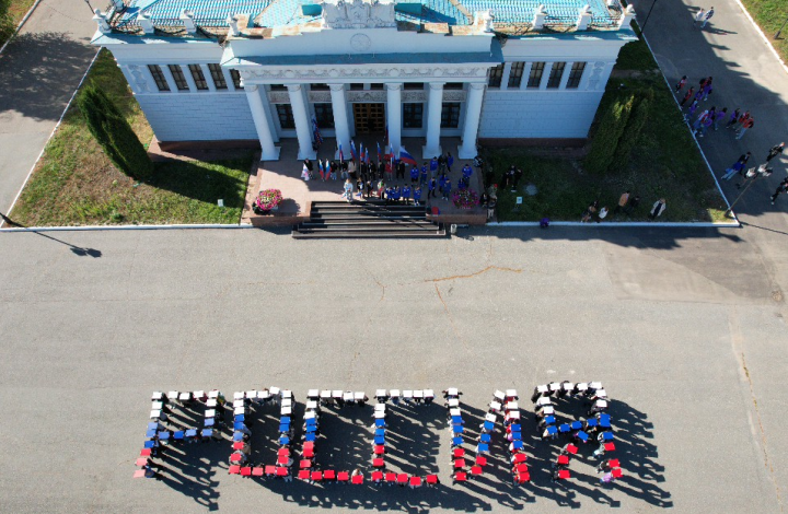 Молодогвардейцы РТ устроили флешмоб в честь Дня воссоединения новых регионов с Россией