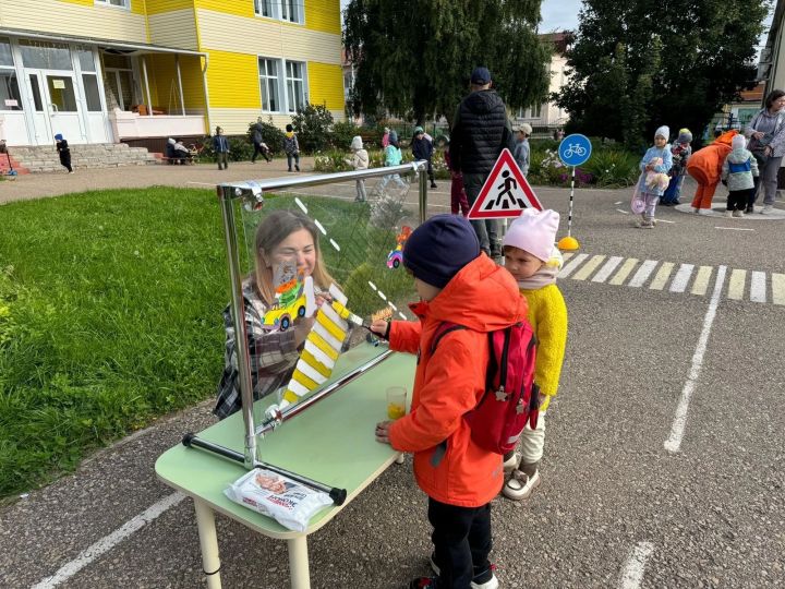 Сегодня в детском саду № 4 поселка Уруссу прошла акция «Вместе - за безопасность дорожного движения»