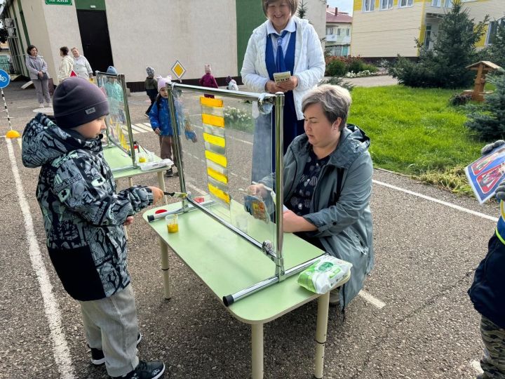 Сегодня в детском саду № 4 поселка Уруссу прошла акция «Вместе - за безопасность дорожного движения»