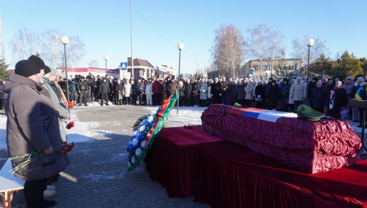 Ютазинцы проводили в последний путь защитника Родины Романа Ленаровича Ахметшина