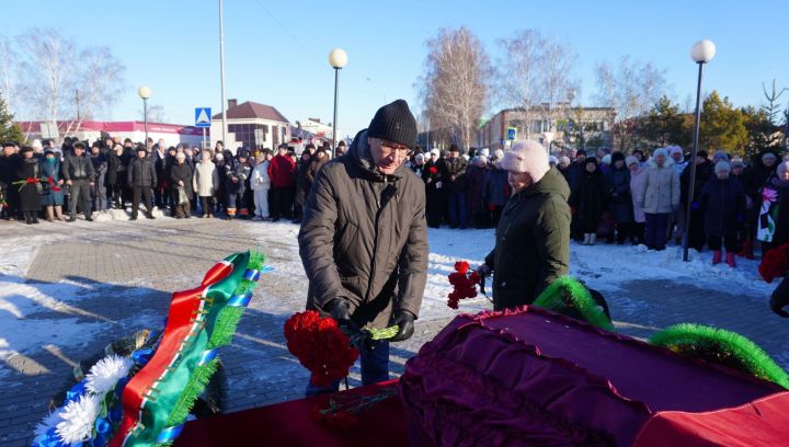 Ютазинцы проводили в последний путь защитника Родины Романа Ленаровича Ахметшина