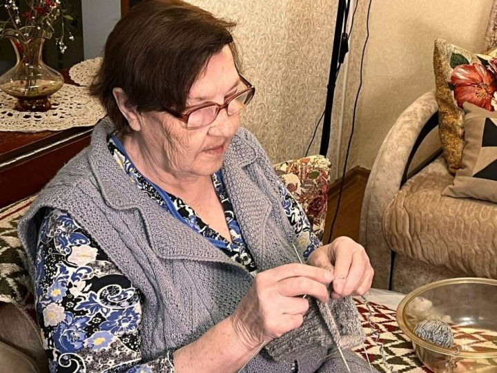 «Тепло им нужно»: 81-летняя нижнекамка вяжет носки и шьет подушки для военных