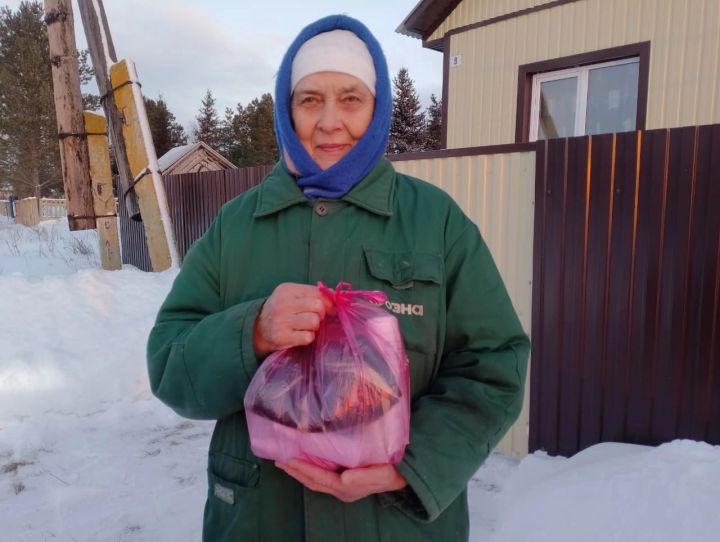 В Ютазинском районе продолжается сбор гуманитарной помощи и плетение маскировочных сетей для бойцов, которые находятся в зоне СВО