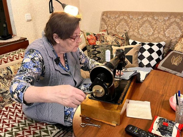 «Тепло им нужно»: 81-летняя нижнекамка вяжет носки и шьет подушки для военных