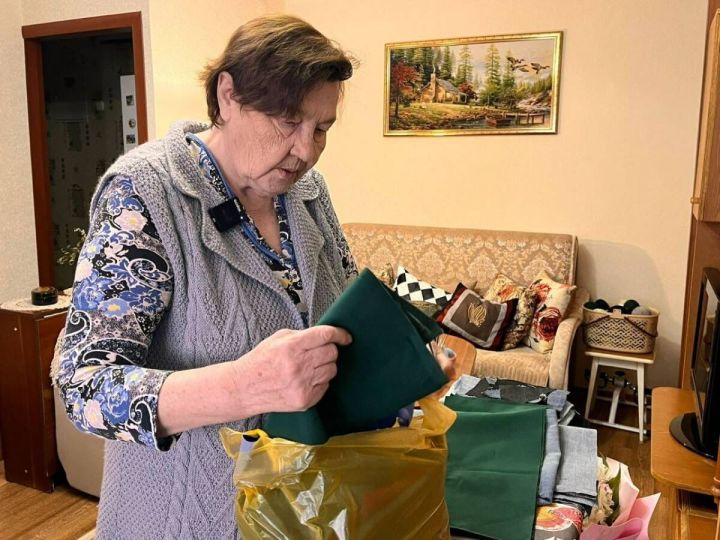 «Тепло им нужно»: 81-летняя нижнекамка вяжет носки и шьет подушки для военных