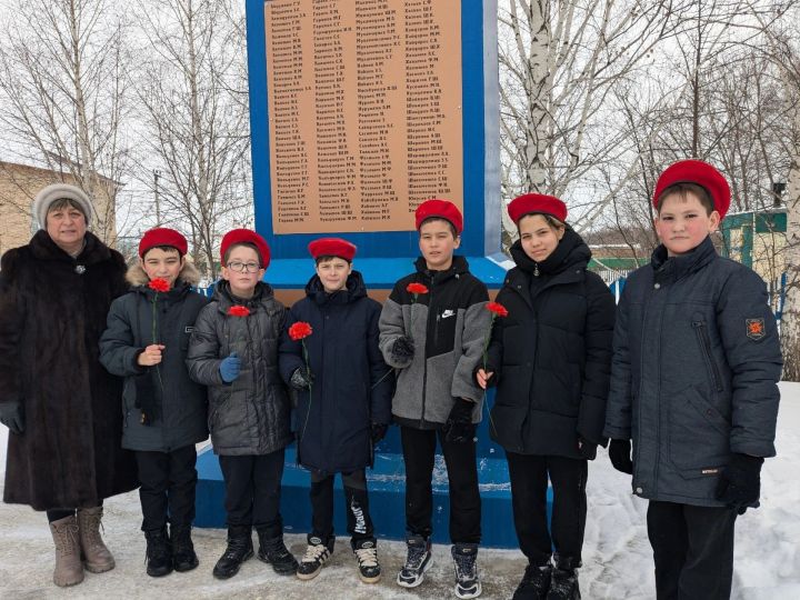 Ученики Каразерикской школы возложили цветы к обелиску погибшим в годы Великой Отечественной войны