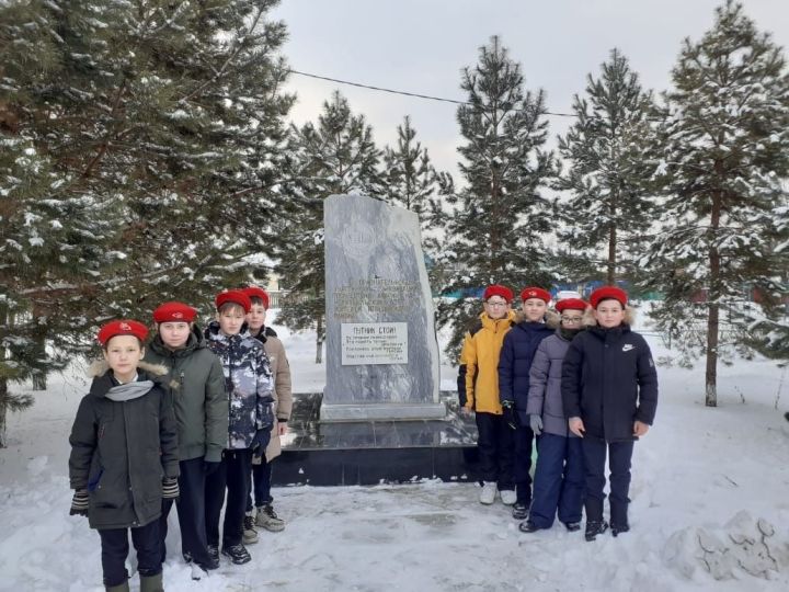 Юнармейцы провели акцию по уборке памятника