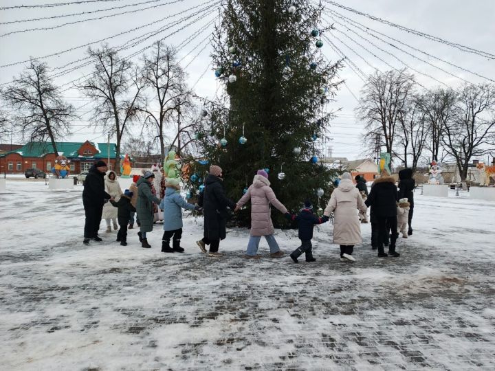 3 января на площади Районного дома культуры состоялась спортивно-игровая программа «Зимние старты»