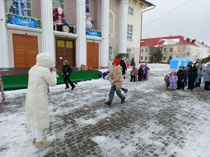 3 января на площади Районного дома культуры состоялась спортивно-игровая программа «Зимние старты»