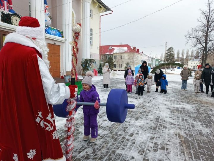 3 января на площади Районного дома культуры состоялась спортивно-игровая программа «Зимние старты»