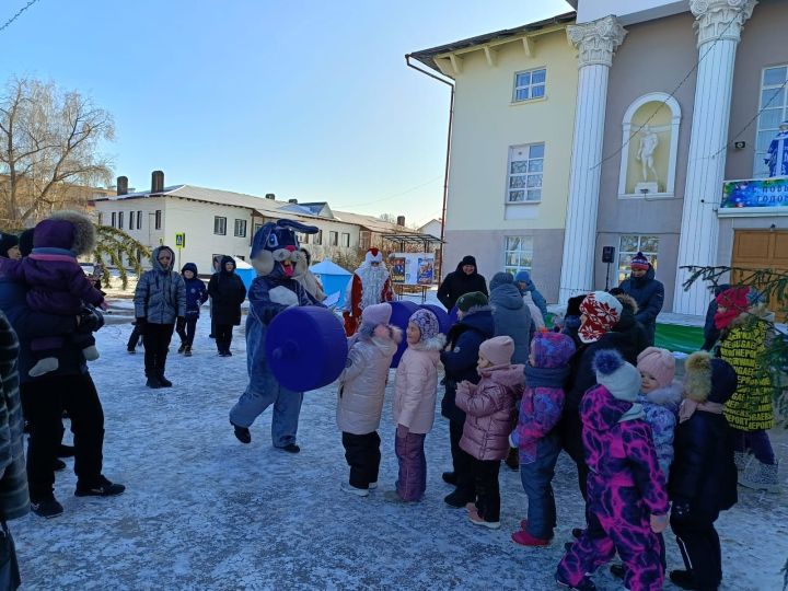 На площади РДК прошло весёлое мероприятие «Рождества волшебные мгновения»