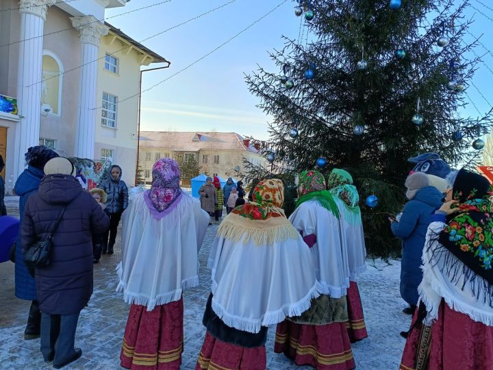 На площади РДК прошло весёлое мероприятие «Рождества волшебные мгновения»