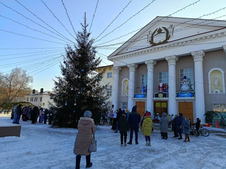 На площади РДК прошло весёлое мероприятие «Рождества волшебные мгновения»