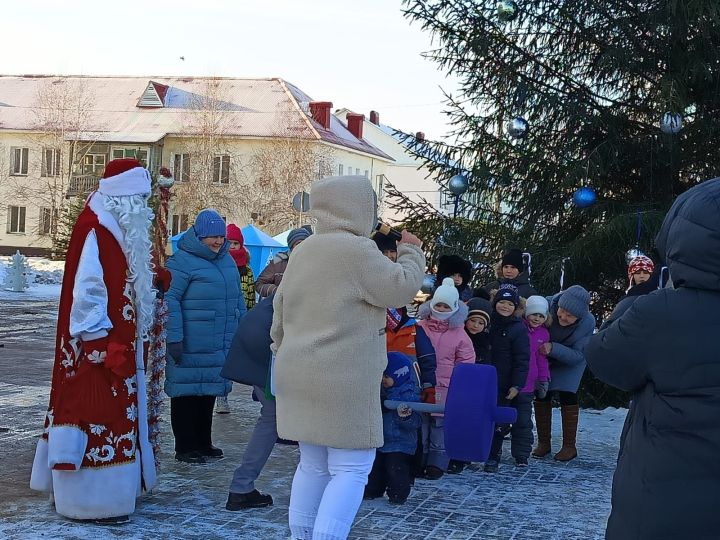 На площади РДК прошло весёлое мероприятие «Рождества волшебные мгновения»