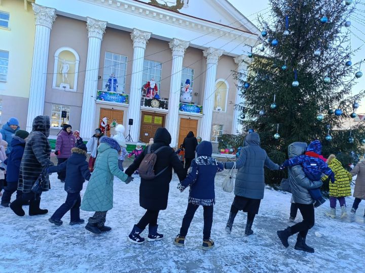 На площади РДК прошло весёлое мероприятие «Рождества волшебные мгновения»