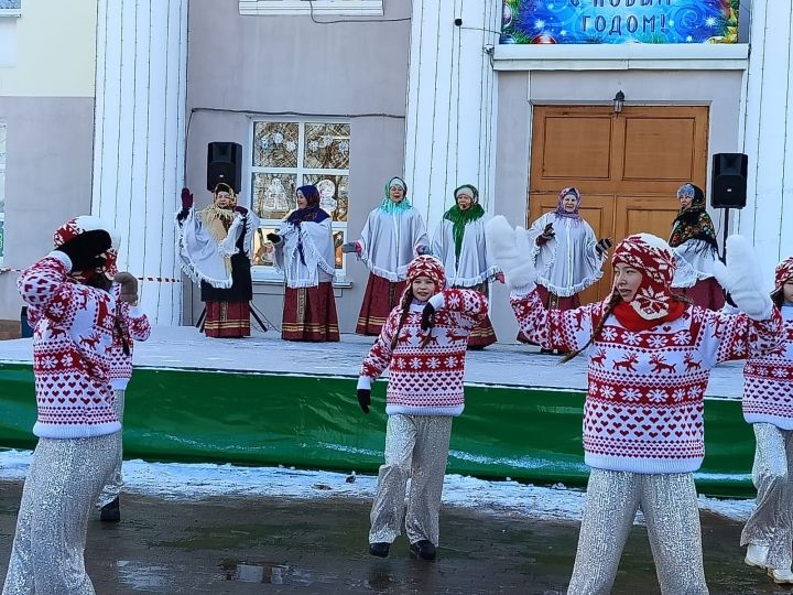 На площади РДК прошло весёлое мероприятие «Рождества волшебные мгновения»