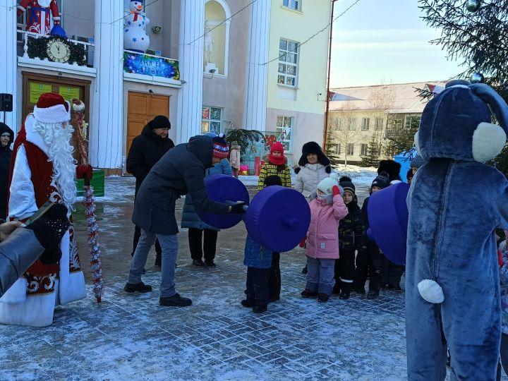 На площади РДК прошло весёлое мероприятие «Рождества волшебные мгновения»