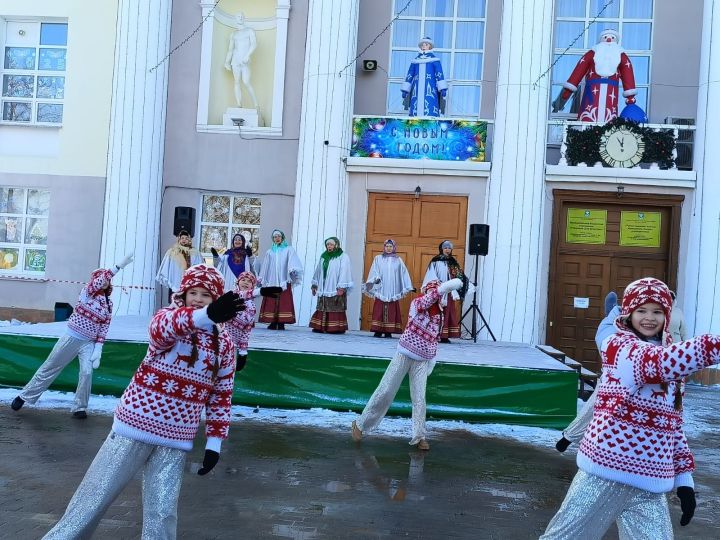 На площади РДК прошло весёлое мероприятие «Рождества волшебные мгновения»